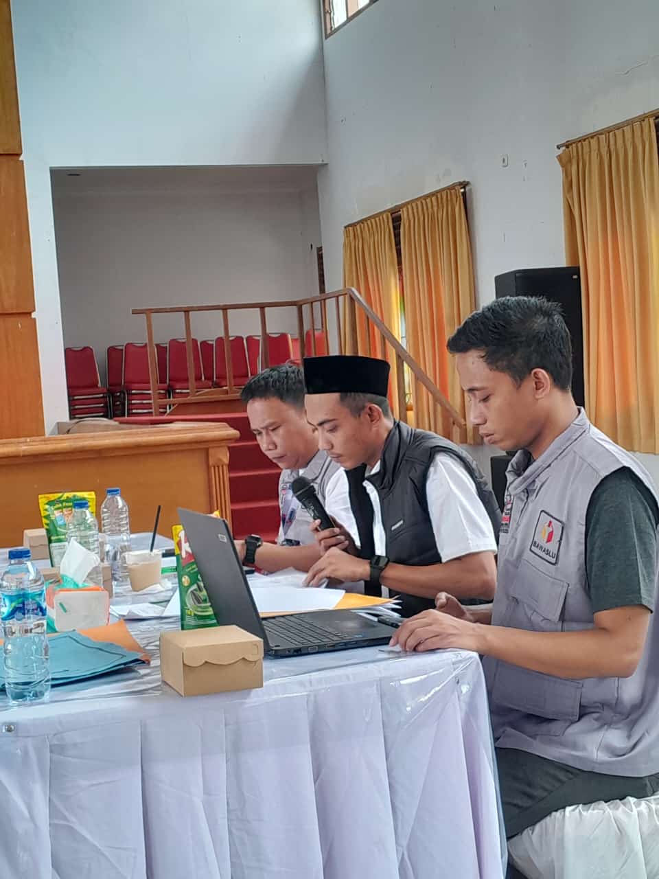 Tampak Ditengah Anggota Bawaslu Bolmong Akim E. Mokoagow Hadir Dalam Pleno DPT 2024