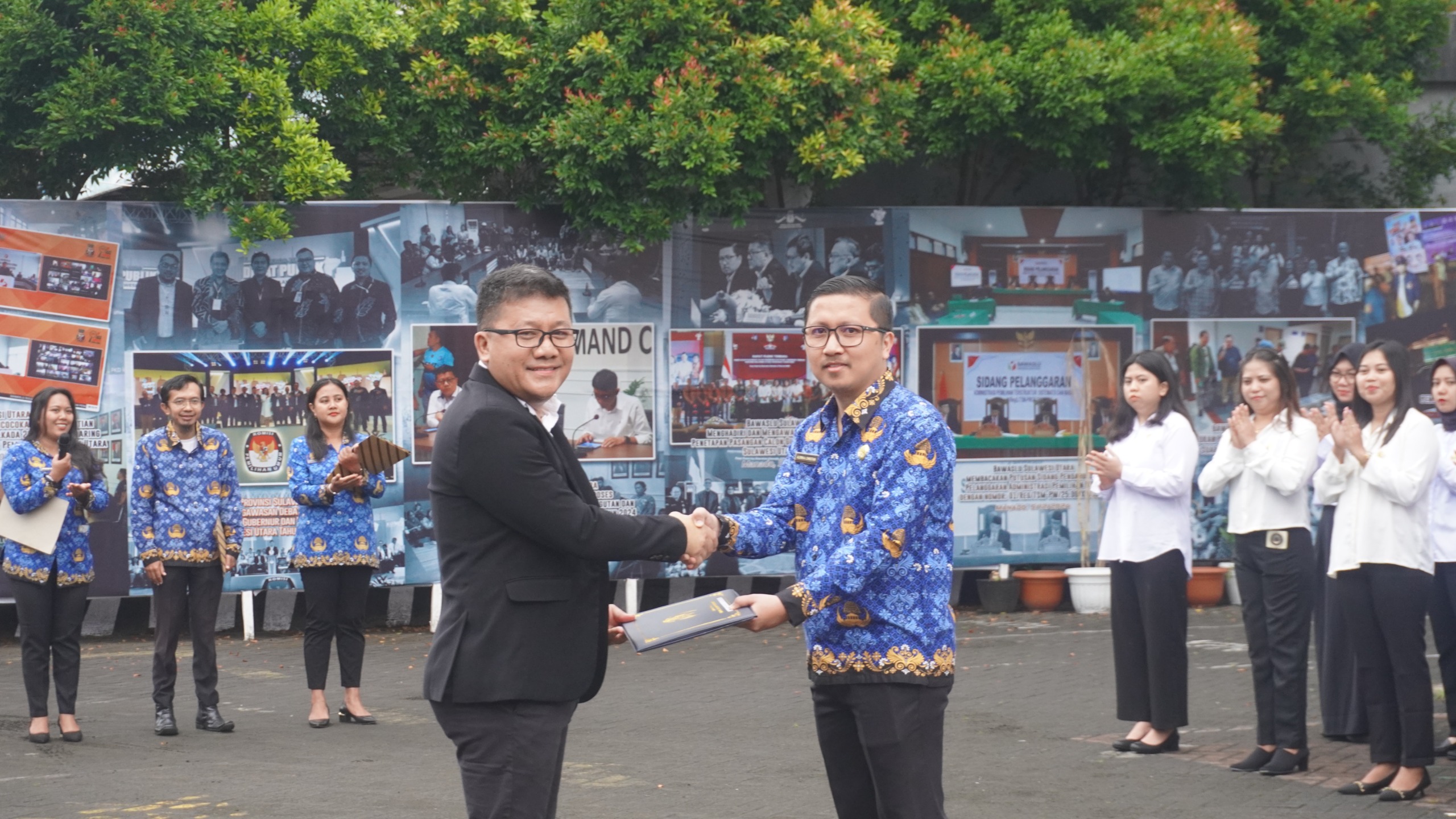 Foto Saat Penyerahan SK Oleh Anggota Bawaslu Sulut, Steffen Linu (2/6/2025)