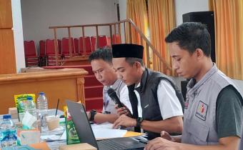 Tampak Ditengah Anggota Bawaslu Bolmong Akim E. Mokoagow Hadir Dalam Pleno DPT 2024