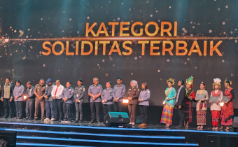 Foto Tampak Sentragakkumdu terima penghargaan