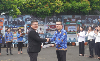 Foto Saat Penyerahan SK Oleh Anggota Bawaslu Sulut, Steffen Linu (2/6/2025)